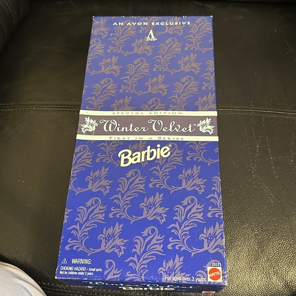1995 An Avon Exclusive Special Edition Winter Velvet First in series Barbie - Picture 7 of 7